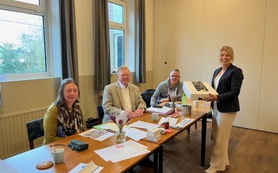 Burgemeester brengt bezoek aan stembureau 33 in Gaastmeer